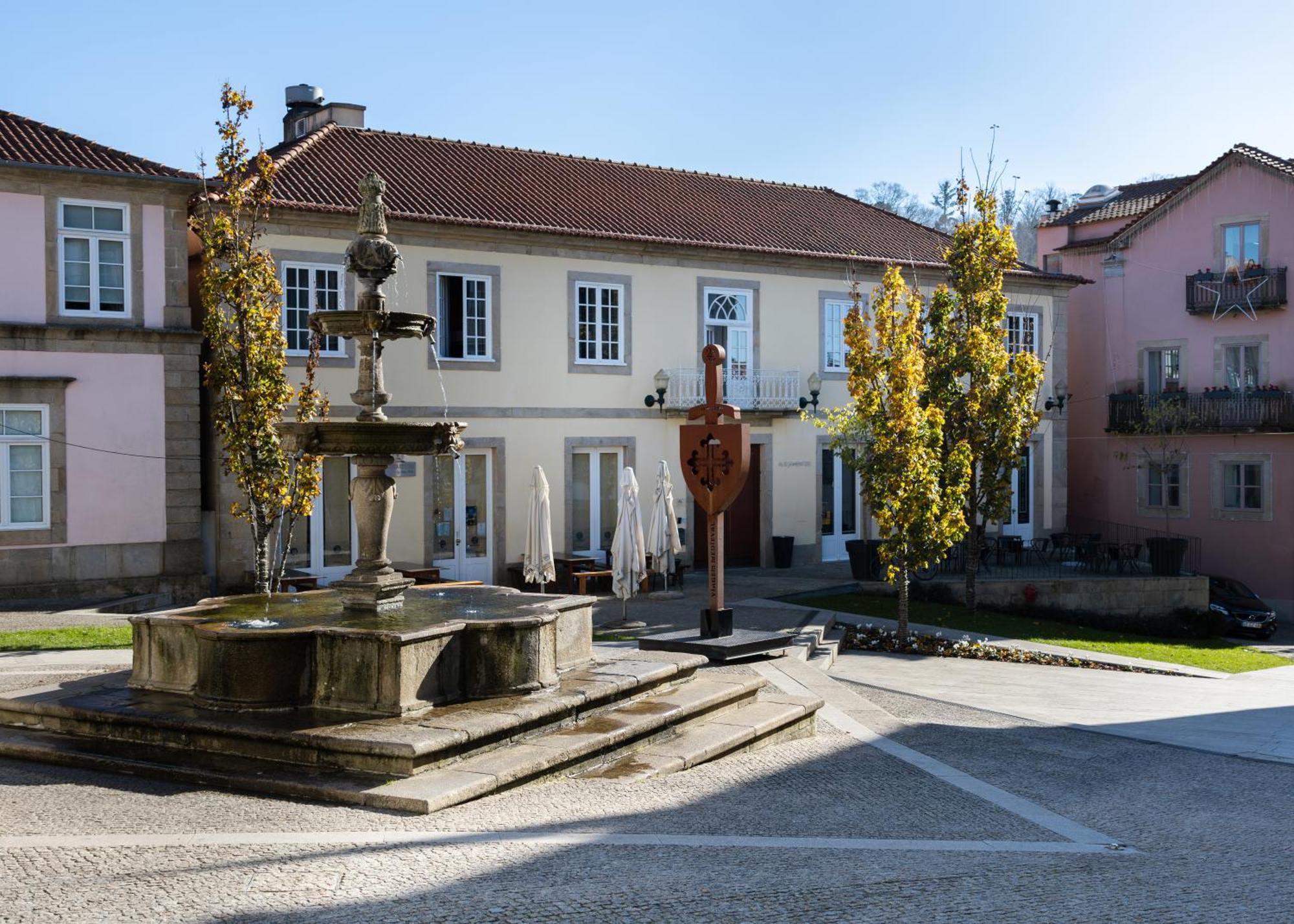 Albergue Da Praca Santa Maria da Feira Exterior foto